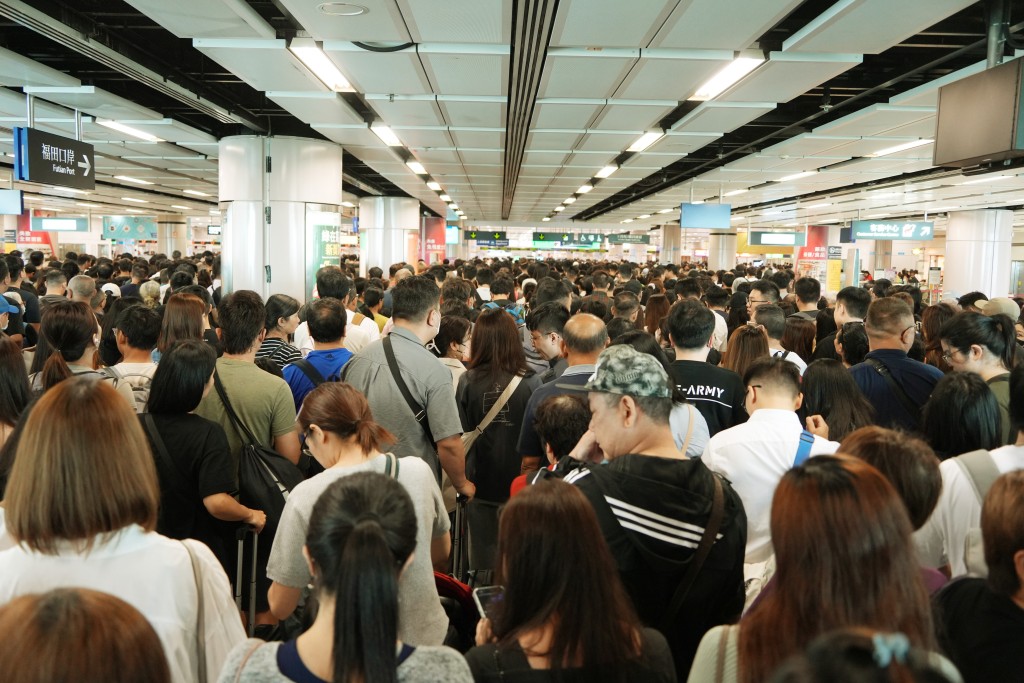 樓主：尋晚4月19日，大約7pm左右， 我與兩個家姐，三姐妹從落馬洲入境 香港時，二家姐突然感到頭暈，疑似 血糖偏低。我哋喺香港入境大堂問人 借咗張凳，俾佢稍作休息。資料圖片