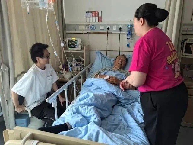 任麗燕(右)到醫院探望死裡逃生的黃先生。央視 任麗燕(右)到醫院探望死裡逃生的黃先生。央視