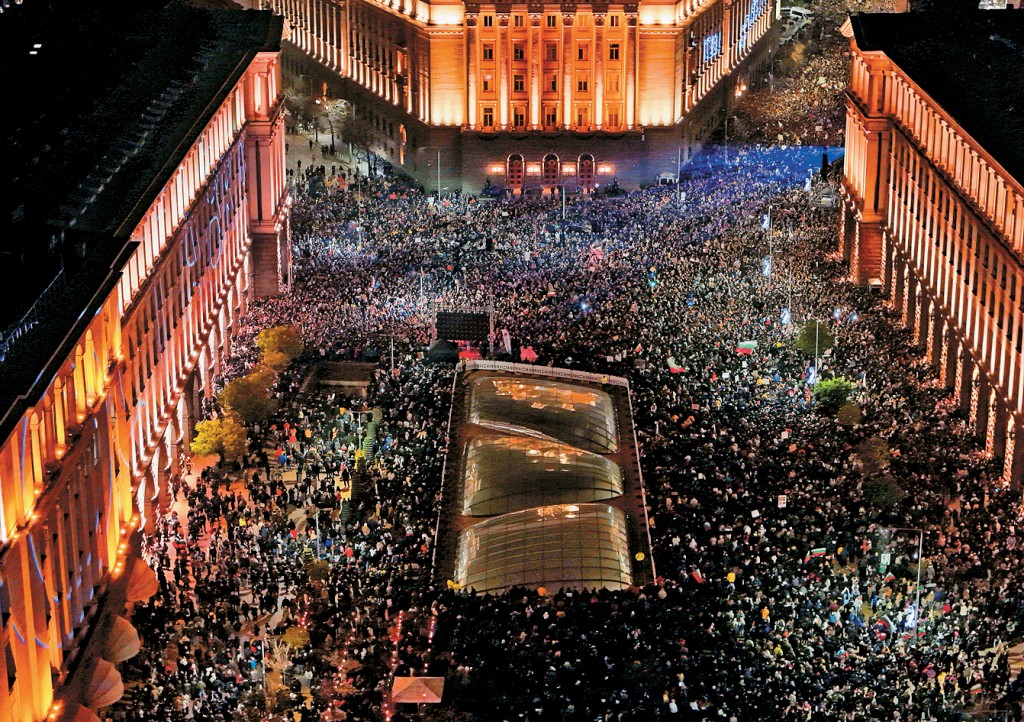 保加利亞首都索菲亞國會外周三聚集了大批反政府示威人群。