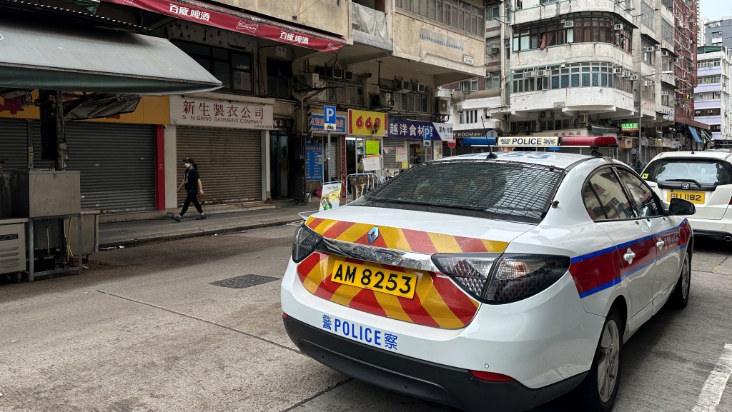 唐樓被爆竊,警員到場調查。梁國峰攝