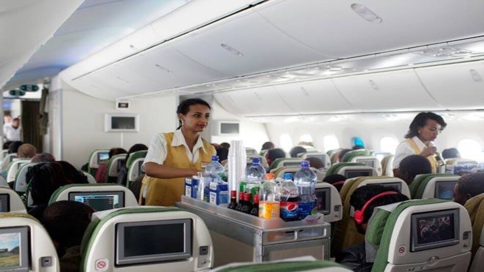 空服員提供飛機餐。 路透社 空服員提供飛機餐。 路透社