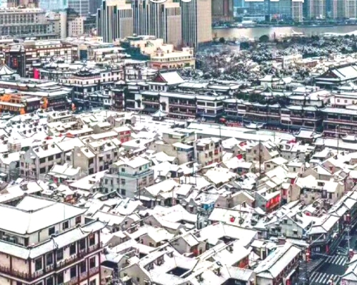 上海少有地在12月大雪纷飞。网上图片