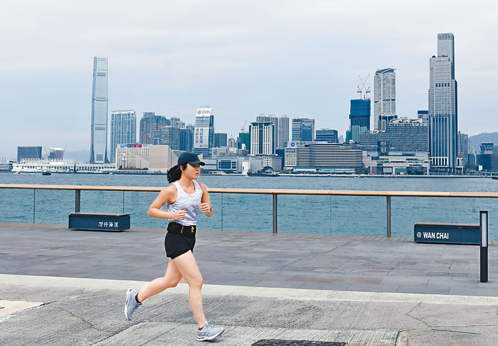 本港天氣轉冷，但有市民無懼寒風，身穿背心短褲在海旁跑步。