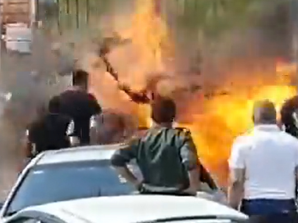 其中一人手中的手榴彈發生爆炸。 (片段截圖)