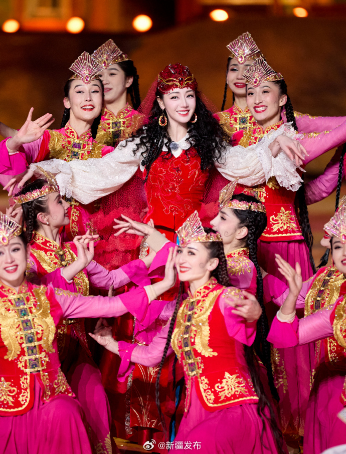 迪麗熱巴在央視春晚新疆分場領銜表演。