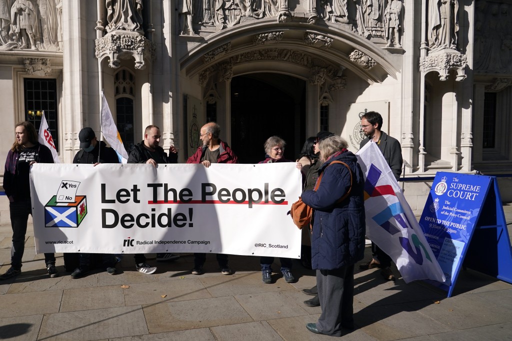 支持蘇格蘭獨立的民眾在倫敦最高法院外拉起橫幅。AP