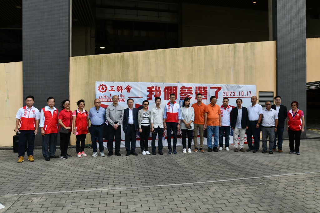 工聯會港島區10名參選人，早上在工聯會會長吳秋北等人陪同下報名參加選舉。盧江球攝