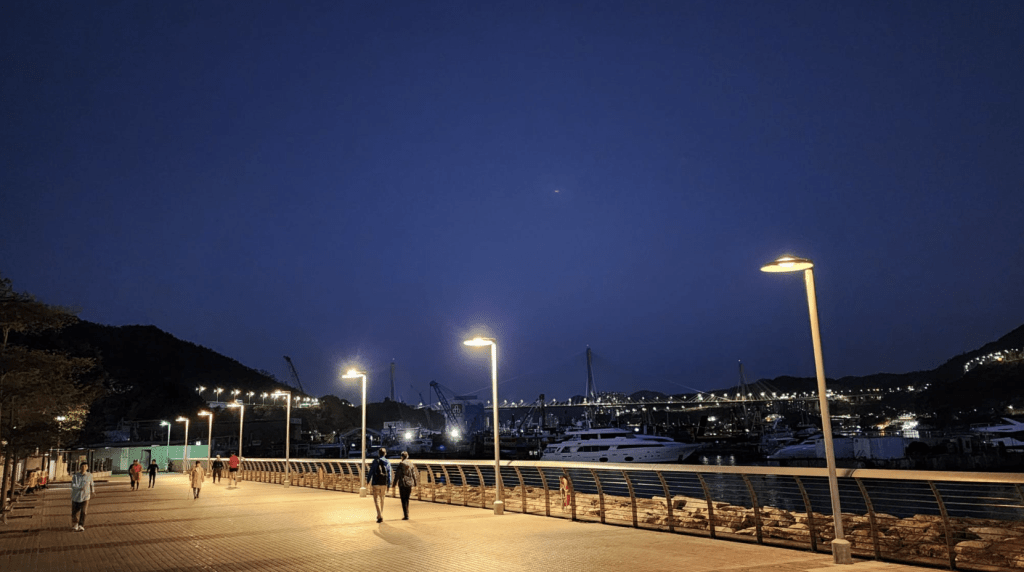 日間部分時間有陽光及溫暖，最高氣溫約24度。吹輕微至和緩東北風。黎志偉攝