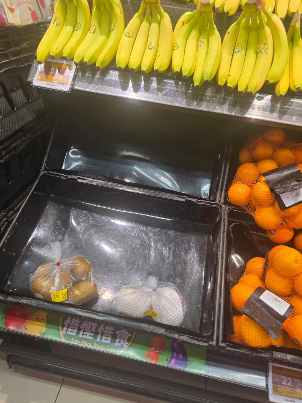 蔬果方面，數個陳列格已見缺貨。