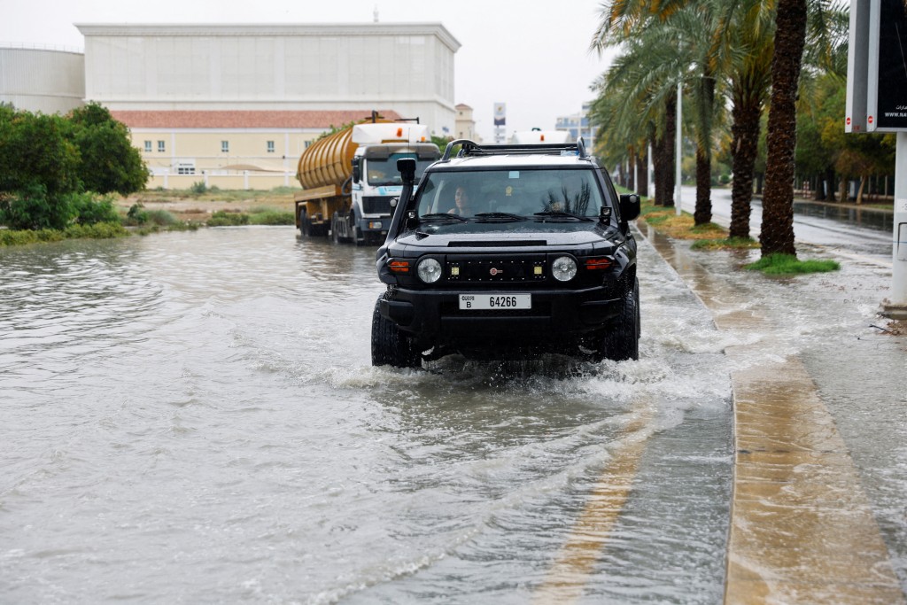 杜拜有部分區域水浸。路透社