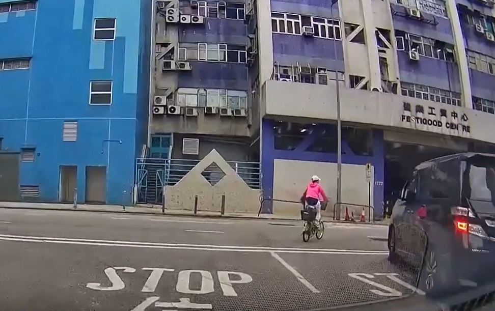 女子行驶至停车路口时企图右转至对面线。（图片来源fb 马路的事讨论区）