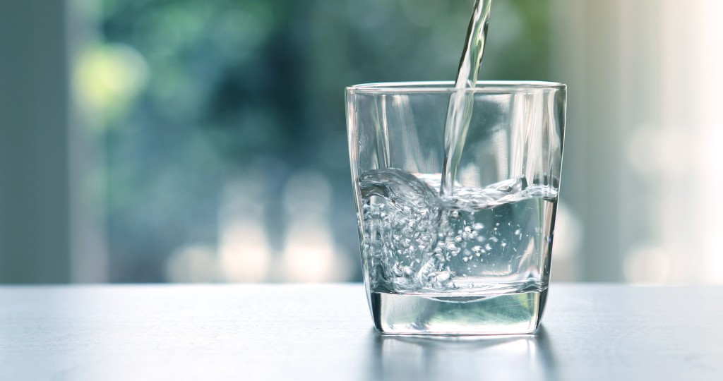 飲用白開水補充水份才是最健康的選擇。iStock 飲用白開水補充水份才是最健康的選擇。iStock