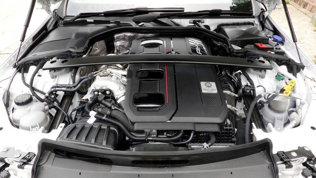 平治Mercedes-AMG C63 S E-Performance內置2公升直四Turbo引擎，後軸另備一組驅動馬達混能系統，扭力高達1,020Nm。