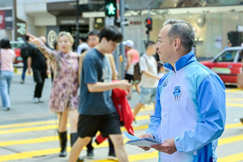周一鳴在銅鑼灣百德新街向市民呼籲投票。警方提供 周一鳴在銅鑼灣百德新街向市民呼籲投票。警方提供
