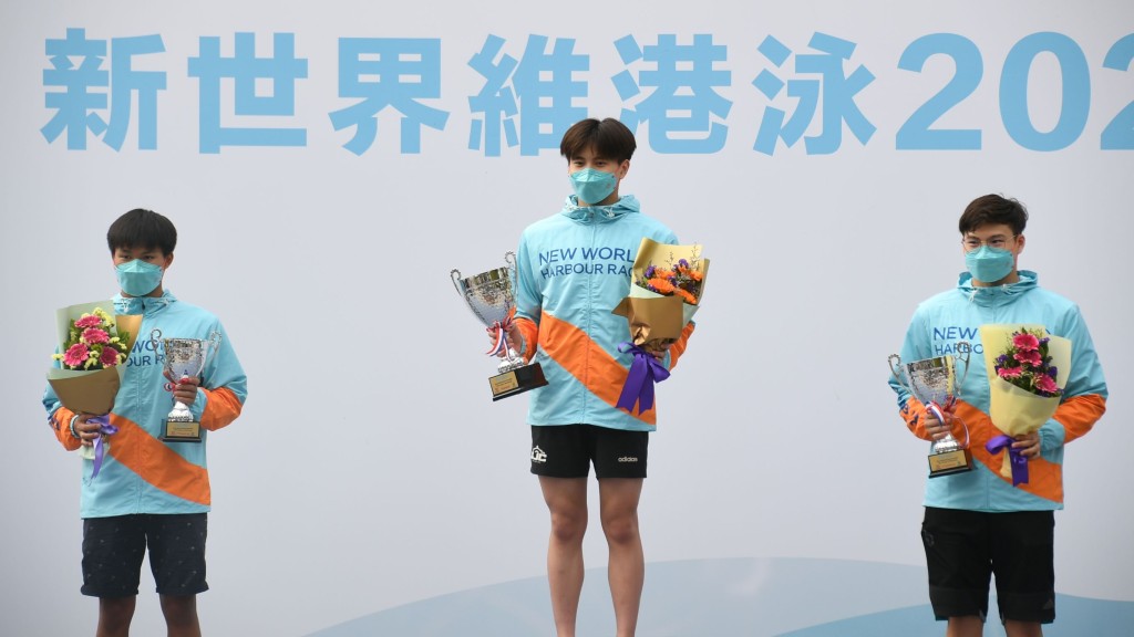 郭俊希(中)勇奪競賽組男子組冠軍。 本報記者攝