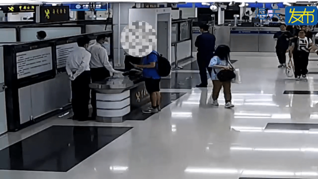 旅客被內地西九龍海關截查。 旅客被內地西九龍海關截查。