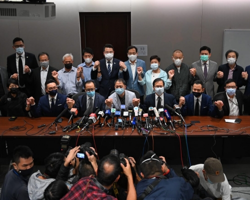 民主派議員宣布總辭。