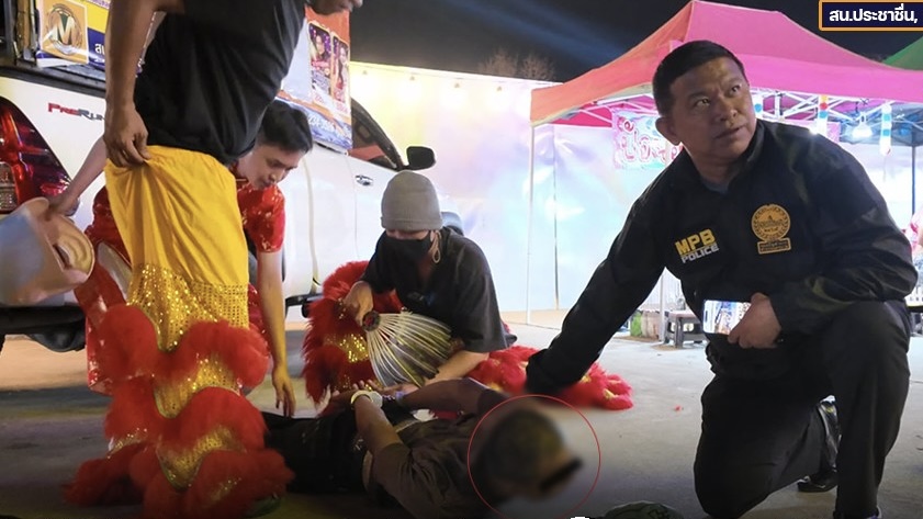 泰國警員扮舞獅隊捉賊。 fb / Metropolitan Police Bureau