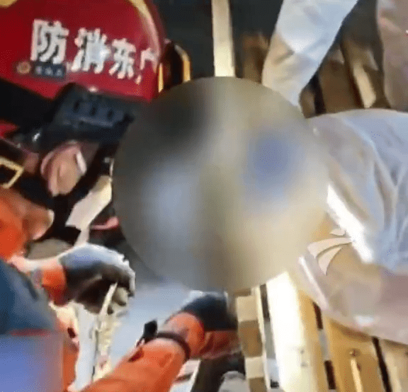 中山醉漢頭部卡長椅20cm縫隙，消防員出動拆椅營救。廣東電視台