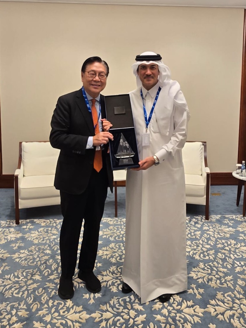 貿發局主席馬時亨(左)與卡塔爾對外貿易事務部大臣H.E. Dr Ahmed bin Mohammed Al Sayed, Minister of State for Foreign Trade會面。 貿發局主席馬時亨(左)與卡塔爾對外貿易事務部大臣H.E. Dr Ahmed bin Mohammed Al Sayed, Minister of State for Foreign Trade會面。