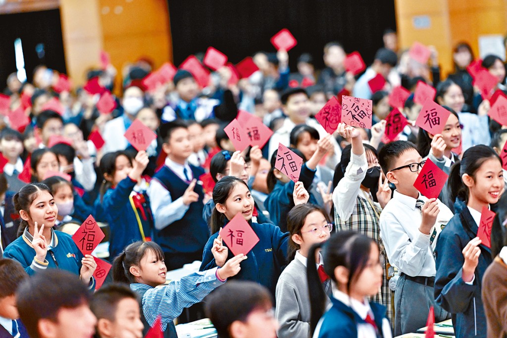 學生們展示親手寫下的「福」字。