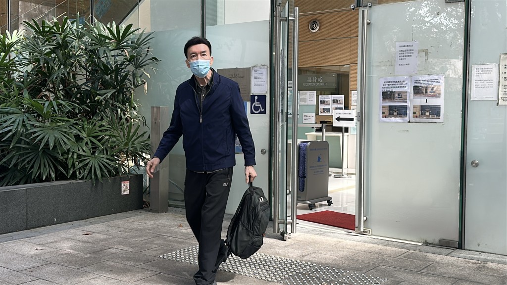 兩名死者的大哥由深圳返港認屍。劉漢權攝 兩名死者的大哥由深圳返港認屍。劉漢權攝