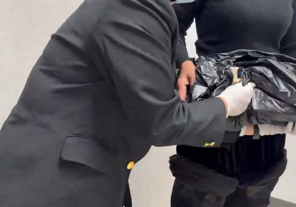 女子过关罗湖口岸被截，身上遭揭藏大量保健品。海关发布