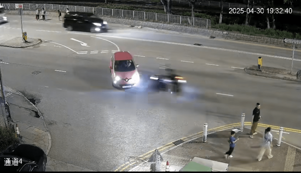 惟當橫越第一條行車線時,一輛直駛中電單車快速掩至。 惟當橫越第一條行車線時,一輛直駛中電單車快速掩至。