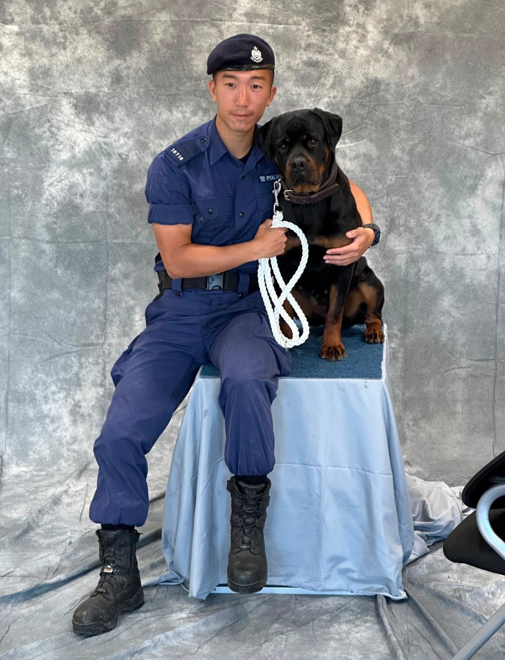 擔任領犬員的翁振傑認為，警犬不但是並肩作戰的工作拍檔，也是走進社區、與市民溝通的橋樑。