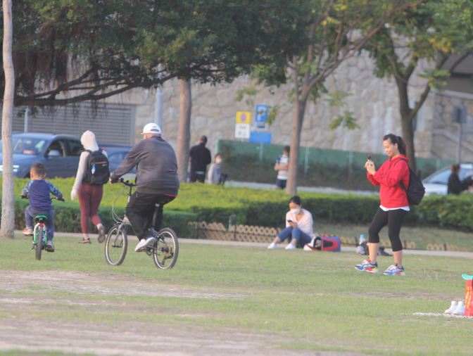 兩父子踩車，林妻就負責幫佢哋影相。