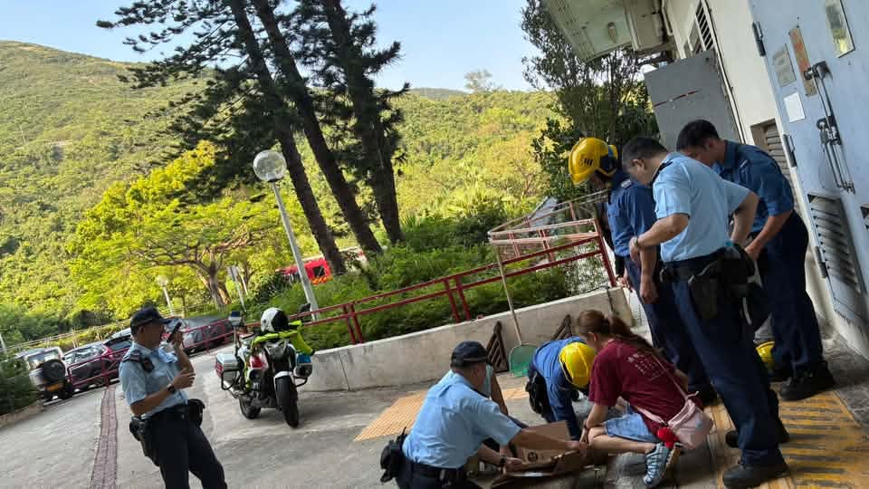 數名警員與消防員趴在渠口,嘗試尋找貓蹤。fb「赤柱街坊八1八」Maria Siu圖片 數名警員與消防員趴在渠口,嘗試尋找貓蹤。fb「赤柱街坊八1八」Maria Siu圖片