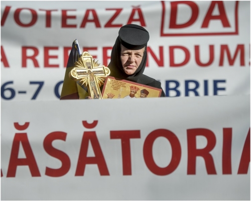 有标语呼吁人们投下「Yes」的赞成票来捍卫家庭价值。AP