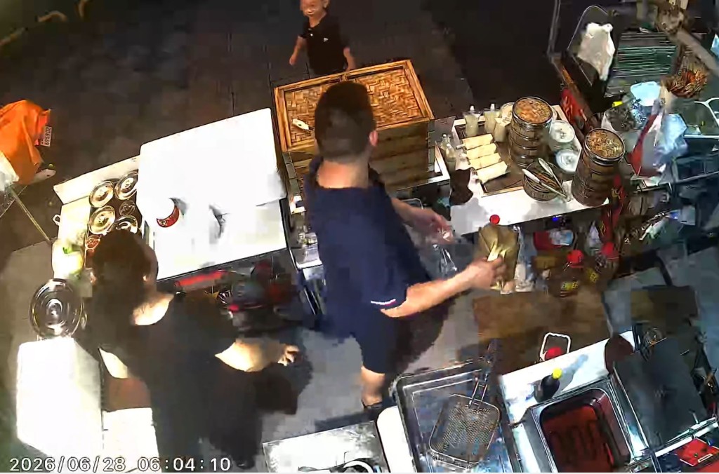 黃女士及丈夫對小兒子天未光獨行2.4公里，到小食店找他們感難以置信。