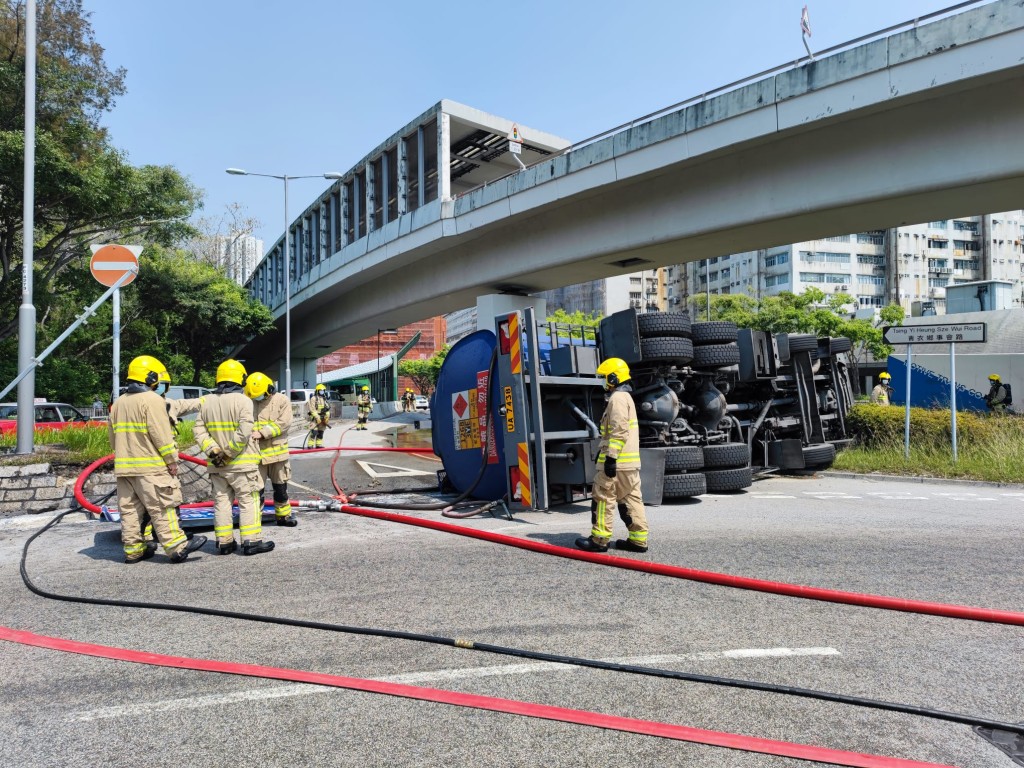 消防正不停向運油車射水降溫。梁國峰攝
