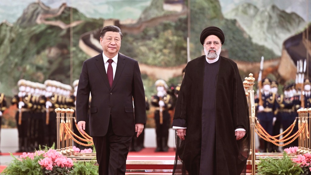 2023年2月14日，国家主席习近平在北京人民大会堂接待伊朗总统莱希。 新华社
