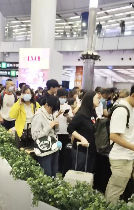 高鐵西九龍站今早人頭湧湧。項明生FB影片截圖