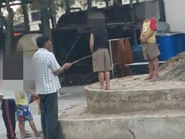 寺廟職員責罵兩名男童。 網圖