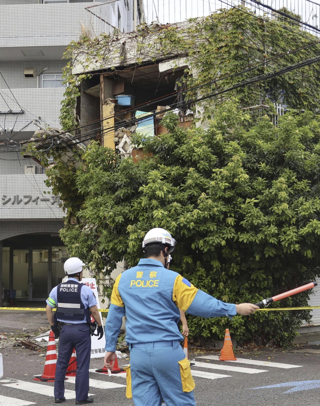 宮崎市內有建築物受損。路透社