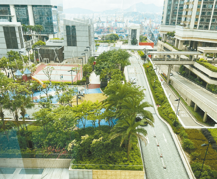 單位外望九龍站平台花園，少量避風塘海景。