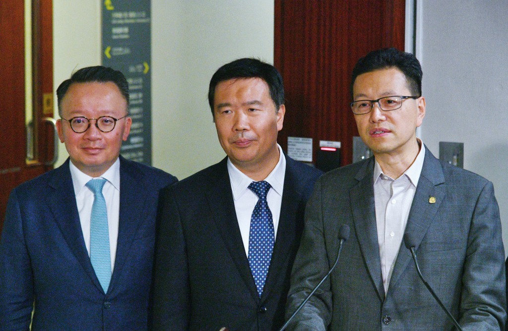 主席吴秋北(右一)在会后表示，委员会将以务实、目标为本及守正创新的思维，广泛听取民意。何健勇摄