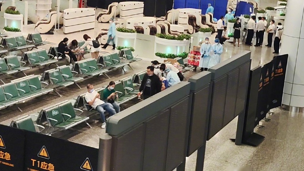 乘客親友在安置區等候最新的救援消息。互聯網圖片