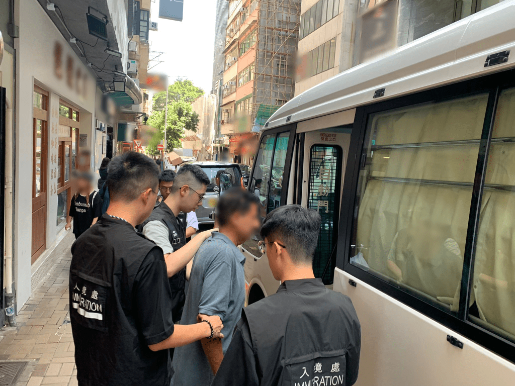 入境處拘捕15人,包括8名非法勞工。入境處圖片 入境處拘捕15人,包括8名非法勞工。入境處圖片