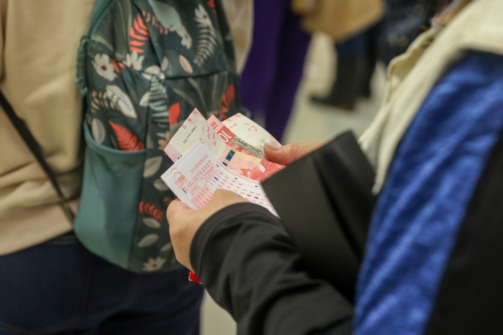 第31期六合彩今晚（3月21日）攪珠，若以10元一注獨中，頭獎獎金高達1300萬元。資料圖片