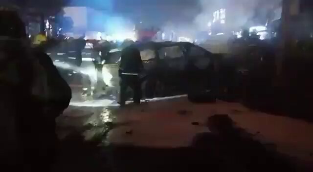 被袭汽车被烧成废铁。网上图片
