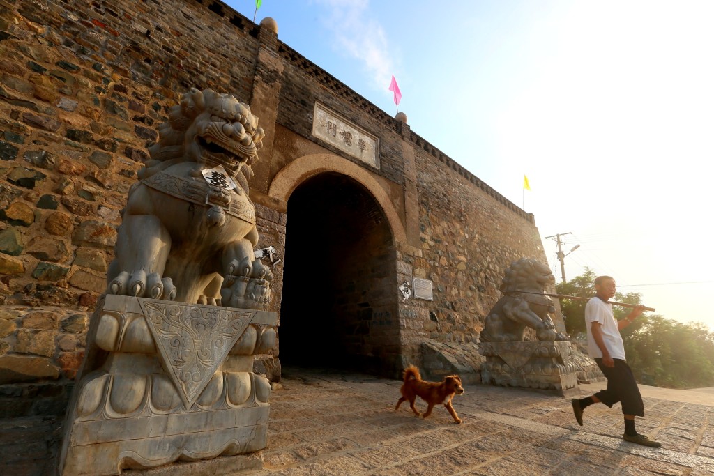 山東即墨市豐城鎮雄崖所，是防禦倭寇的濱海重地。現南門仍保存尚好，西門留有明代初建時的原貌。