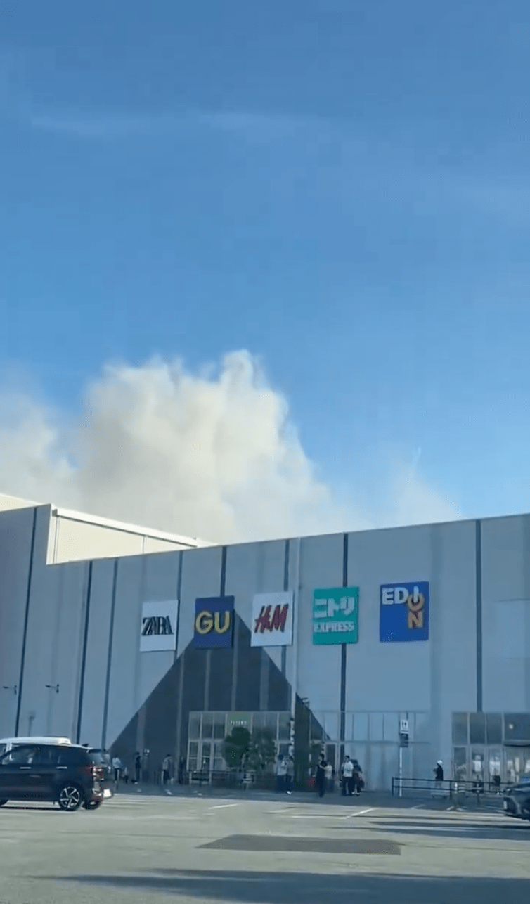 嘉岛町AEON MALL在强震发生后约1小时突然发生严重爆炸，现场冒出阵阵白烟。X@eisuke_himuro