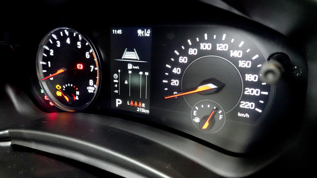 全新第5代铃木Suzuki Swift双圆表板附设多功能显示屏幕