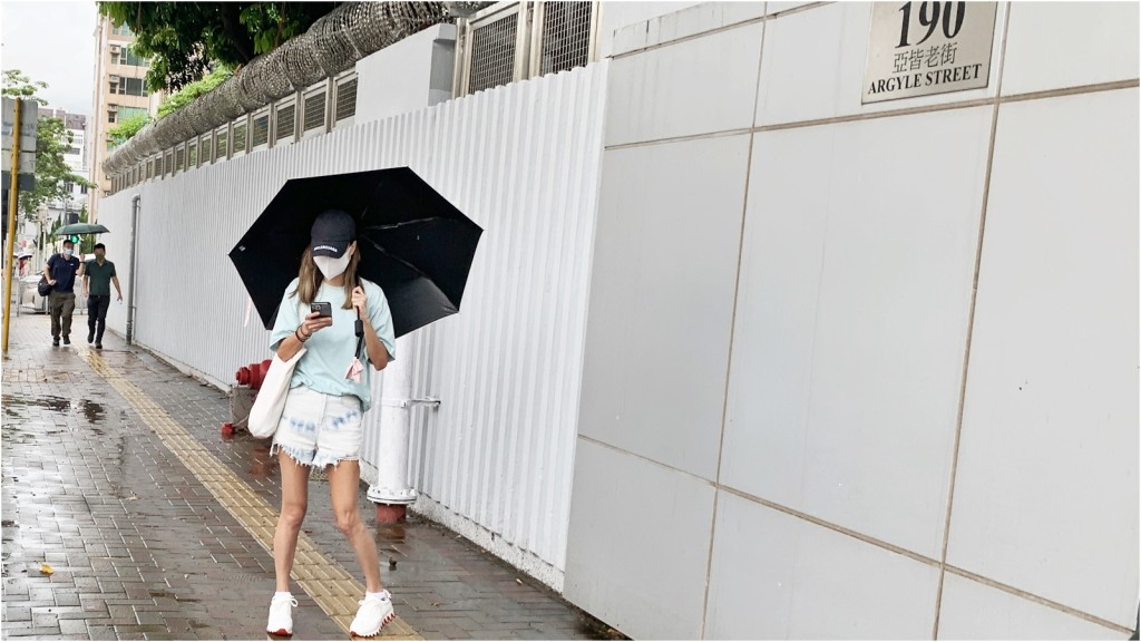 女歌迷到西九龍總區警察總部等候Mirror成員到場。