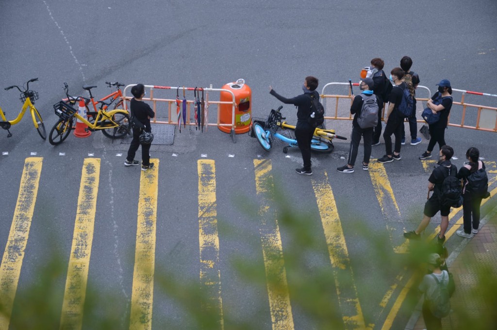 示威者推單車水馬堵塞寶邑路