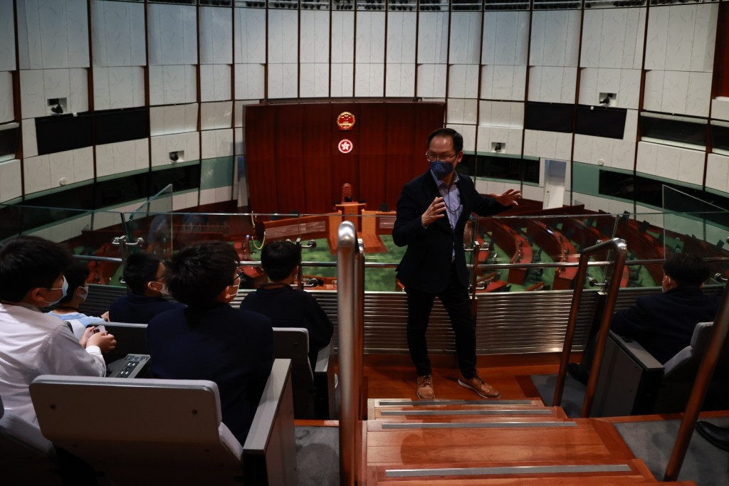 民建聯陳學鋒帶領中學生團參觀立法會。陳學鋒提供